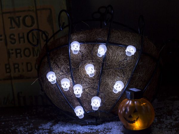 HALLOWEEN TASCHIBRA HILO LED 10 CALAVERAS BLANCAS 2XAA - Imagen 3