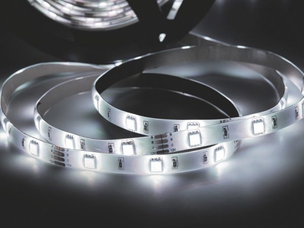 TIRA LED 2.5W 30 LEDS/M 2M 12V CON FUENTE AUTOVOLT IP20 BLANCO