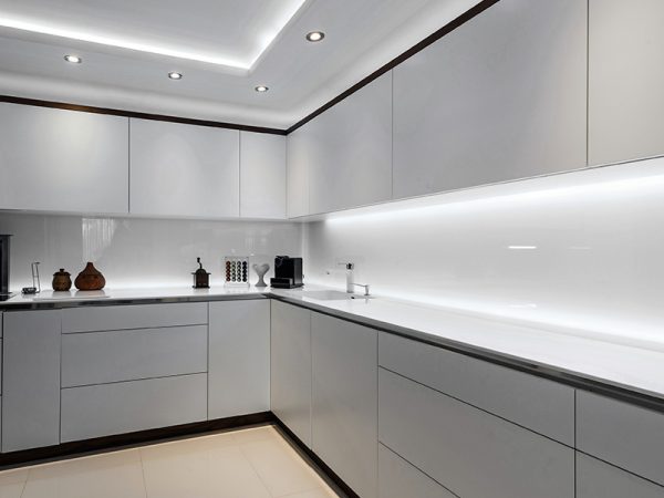 TIRA LED 6W 30 LEDS/M 5M 12V CON FUENTE AUTOVOLT IP20 BLANCO - Imagen 2